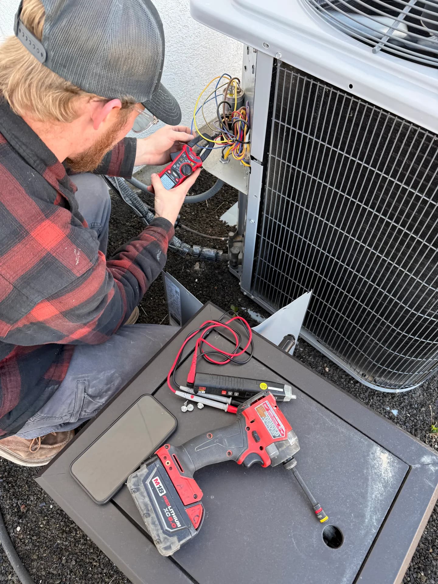 Diagnosing an AC condenser with a multimeter